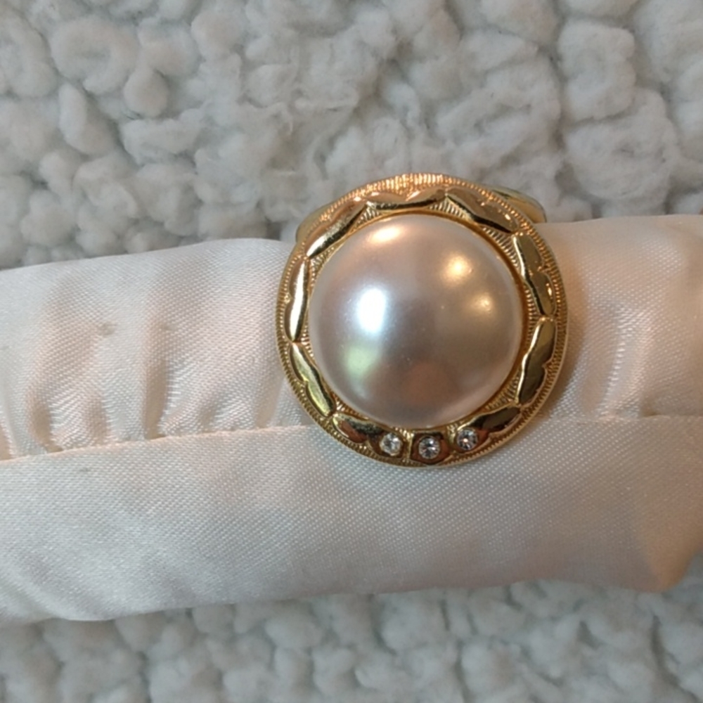 Gold tone faux pearl pendant